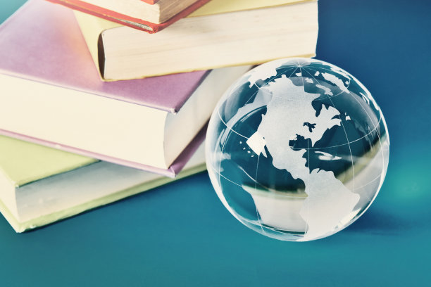 知识世界:水晶玻璃球和一堆书图片下载