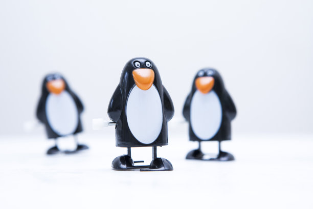 特写的三个发条企鹅玩具与复制空间图片下载