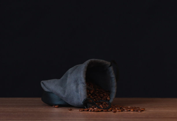 镜头盒里的烘培咖啡豆。图片下载