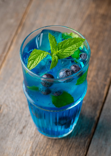 蓝莓龙舌兰鸡尾酒。有选择性的重点。浅景深。图片下载