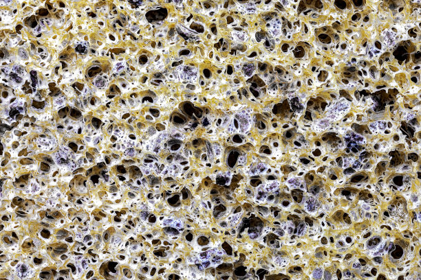 用碎橄榄石做按摩和去皮的海绵的特写图片下载