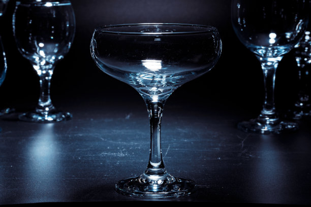 黑色背景下的空杯子图片下载