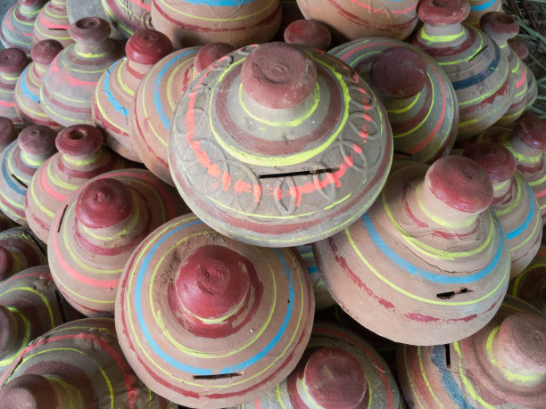 粘土储蓄罐在市场上出售图片下载