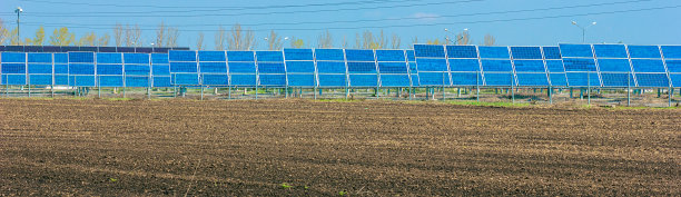 生态的概念。生物能源和太阳能电池板是农村土地中的绿色和耕地，全景的旗帜。图片下载