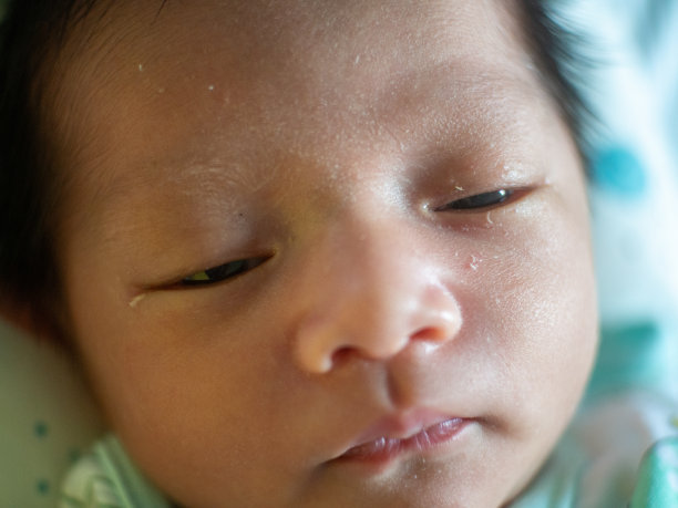 宝宝睡在绿松石床垫上图片下载