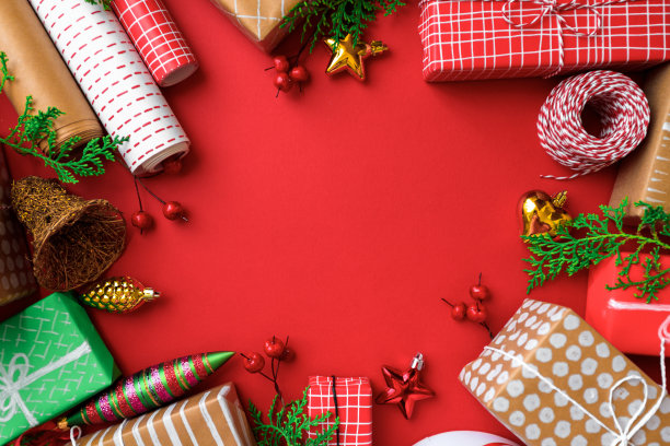 新年礼物和装饰品在红色背景顶部视图-图像图片下载