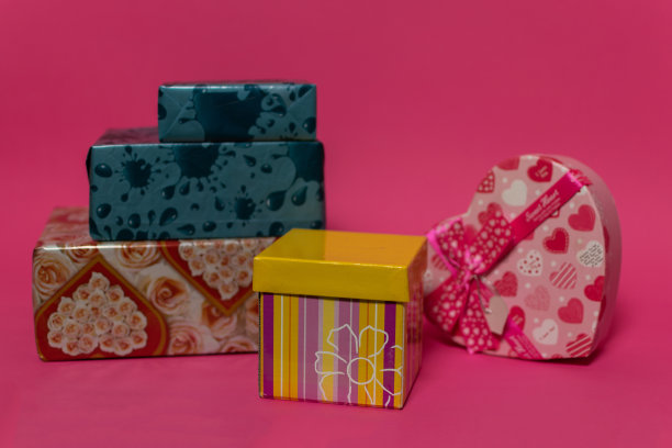 礼品盒上的彩色背景，生日礼物，圣诞礼物，带丝带蝴蝶结，情人节惊喜，生日概念。平铺，俯视图。图片下载