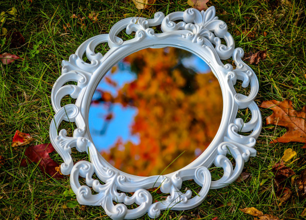 《草镜映秋叶与天空图片下载