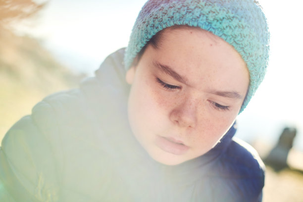 一个在大自然中穿着暖和衣服的学生的肖像图片下载