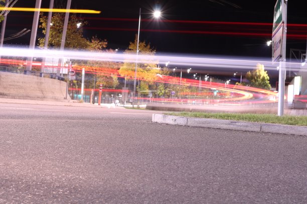 在夜晚的因斯布鲁克环岛图片下载