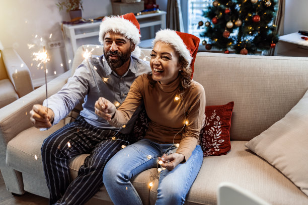 这张照片拍摄了一对幸福成熟的夫妇在除夕紧紧地坐在一起图片下载