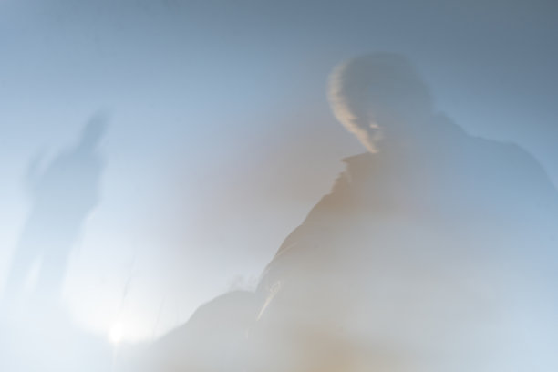 Lensball反映了在新冠病毒泡沫下模糊而压抑的男人和他的鬼魂图片下载