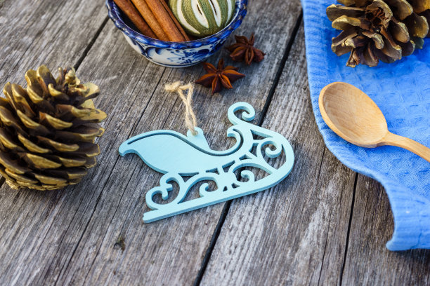 木制背景上的银色和蓝色圣诞装饰图片下载