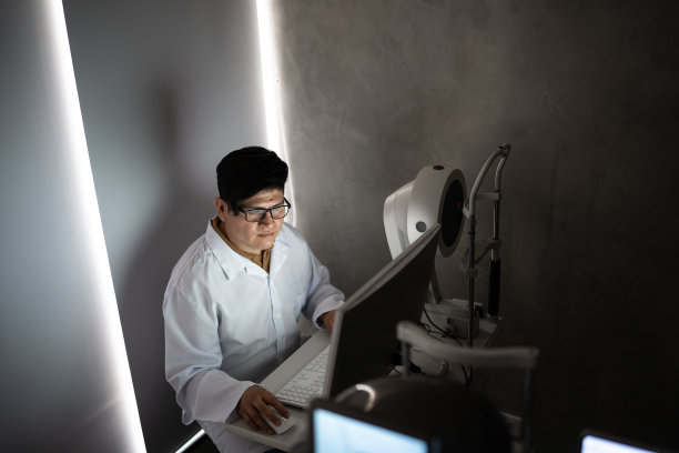 医生在监视器上分析检查结果图片下载