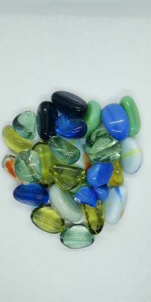 白色背景上五颜六色的鹅卵石图片下载