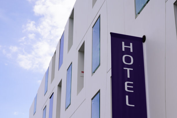 旅游城市建筑立面上的酒店蓝旗布标志文字图片下载