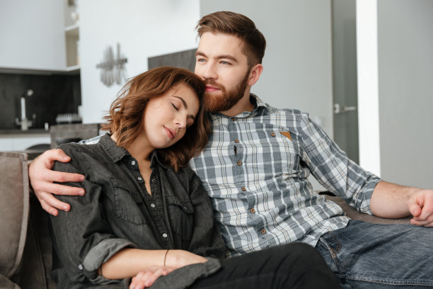 幸福的情侣坐在沙发上图片下载