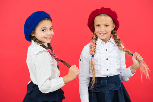 准备好学习。国外的教育。孩子的时尚。友谊和姐妹。最好的朋友。戴法国贝雷帽的小女孩。国际交换学校计划。学校的朋友。穿制服的快乐孩子图片下载