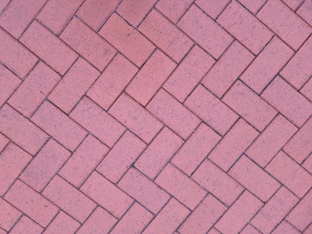 在城市街道背景上铺设人字形的铺路板图片下载