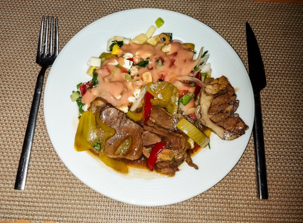 新鲜色拉盘，配上调味料及蒸牛舌图片下载