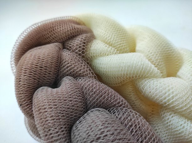 白色或灰色背景下的沐浴海绵的特写照片图片下载