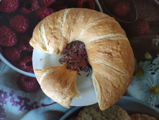 盘子里的烤圆面包图片下载