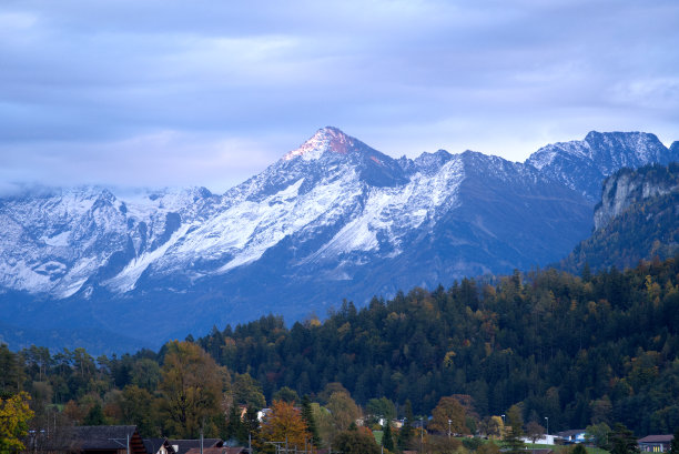 日落从布里恩茨村，伯尔尼州，在一个灰色的多云的秋天傍晚与风景优美的山脉全景的背景。照片摄于2021年10月19日，瑞士布里恩茨。图片下载