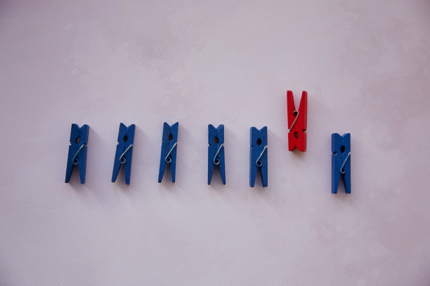用文具衣夹的概念与众不同。原创——从人群中脱颖而出图片下载