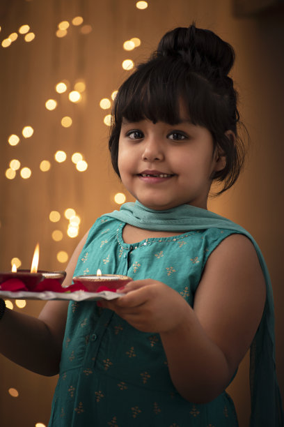 庆祝排灯节的孩子照片图片下载