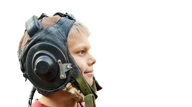 正面男孩在老式飞行员头盔在白色的背景图片下载