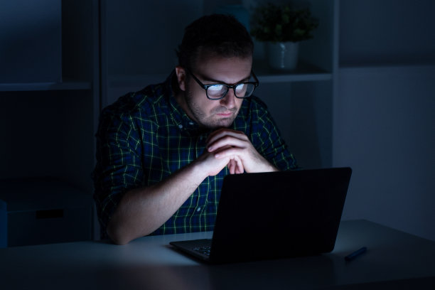 一名男子在深夜使用电脑图片下载