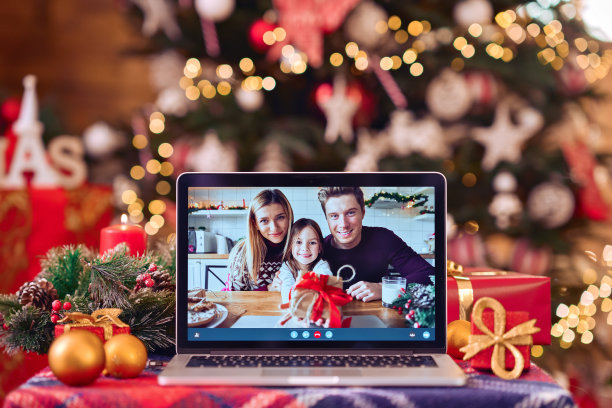 家庭视频通话笔记本电脑屏幕上的圣诞桌子背景。图片下载