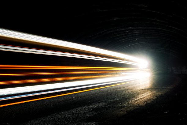 隧道里的卡车灯光。在隧道里长时间曝光的照片图片下载