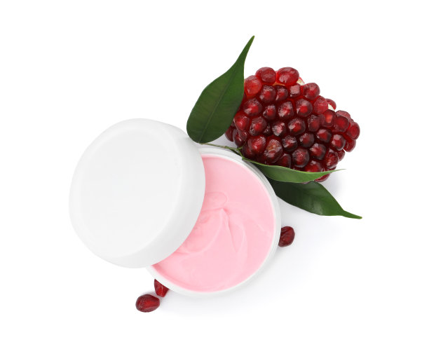 Jar with natural facial mask，石榴籽和绿叶isolated on white，俯视图图片下载