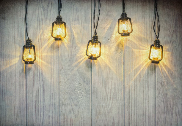 的背景。旧木头背景上的圣诞灯泡图片下载