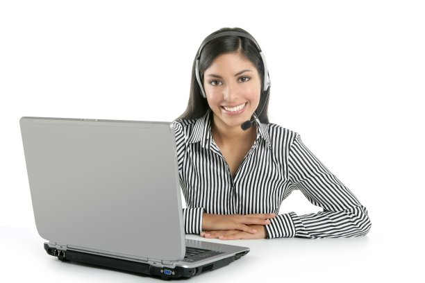 漂亮的女商人戴着耳机说话图片下载