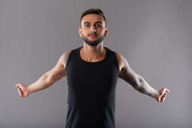 男子伸展胸部肌肉图片下载