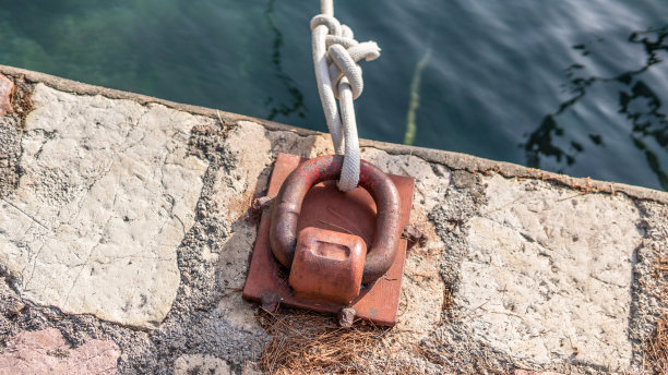 蒂瓦特，黑山-一艘豪华帆船停泊在波尔图黑山玛丽娜度假村股票照片股票照片图片下载