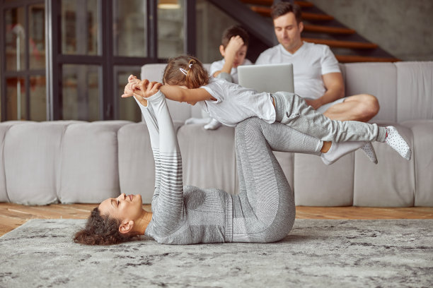 快乐的家庭一起在家里度过一天图片下载