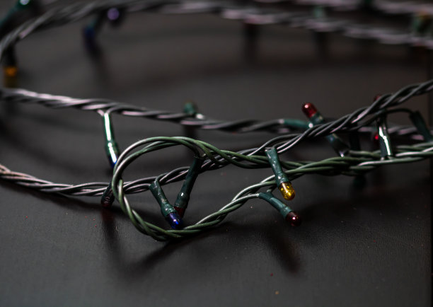 圣诞彩灯挂在圣诞树上图片下载