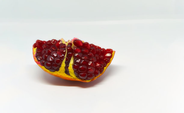 石榴果，孤立在白色表面。图片下载