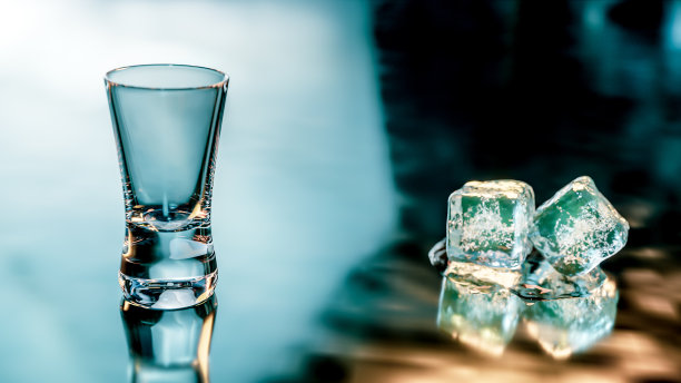 向一杯加冰块的伏特加射击图片下载