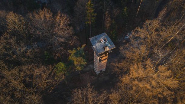 在卢布尔雅那，清晨无人机拍摄的废弃跳台滑雪塔全景照片。在斯洛文尼亚城市的一个古老的跳台滑雪山的遗迹。图片下载