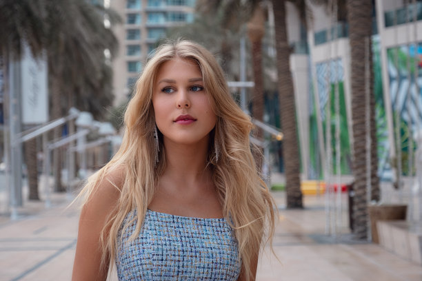 年轻女子欣赏迪拜市中心景色图片下载