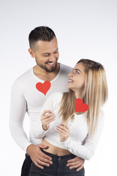 有爱心的年轻夫妇图片下载