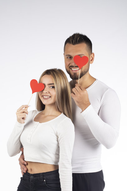 有爱心的年轻夫妇图片下载