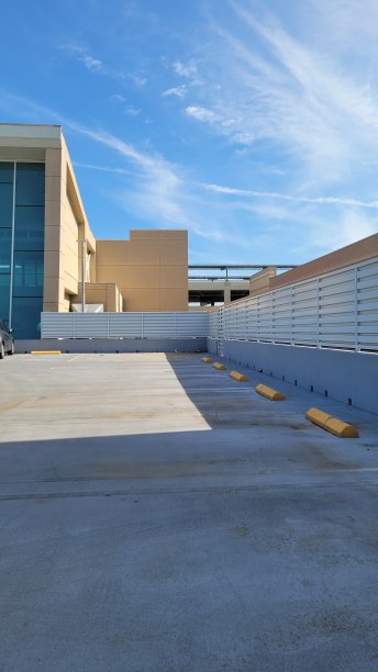 郊区商场停车场图片下载