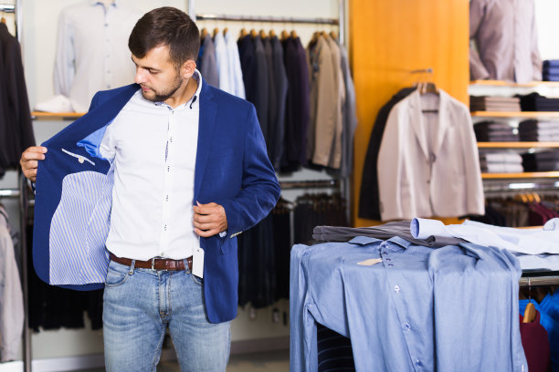 普通男性顾客选择夹克图片下载