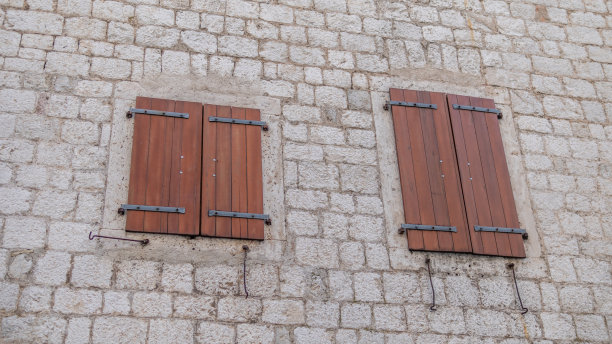 旧房子，石头墙和木门在科托尔，黑山股票照片图片下载