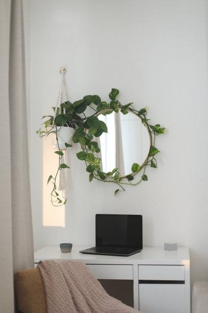 优雅唯美的现代家庭办公空间。笔记本电脑与空白模型复制空间屏幕。明亮舒适的客厅内部图片下载